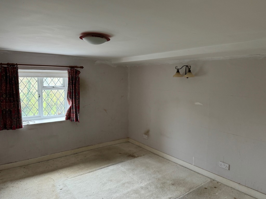 Lot: 64 - END-TERRACE COTTAGE FOR IMPROVEMENT - Bedroom